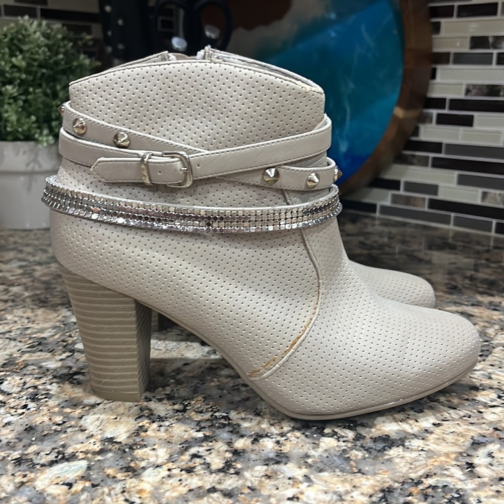 Booties size 7 Jennifer Lopez